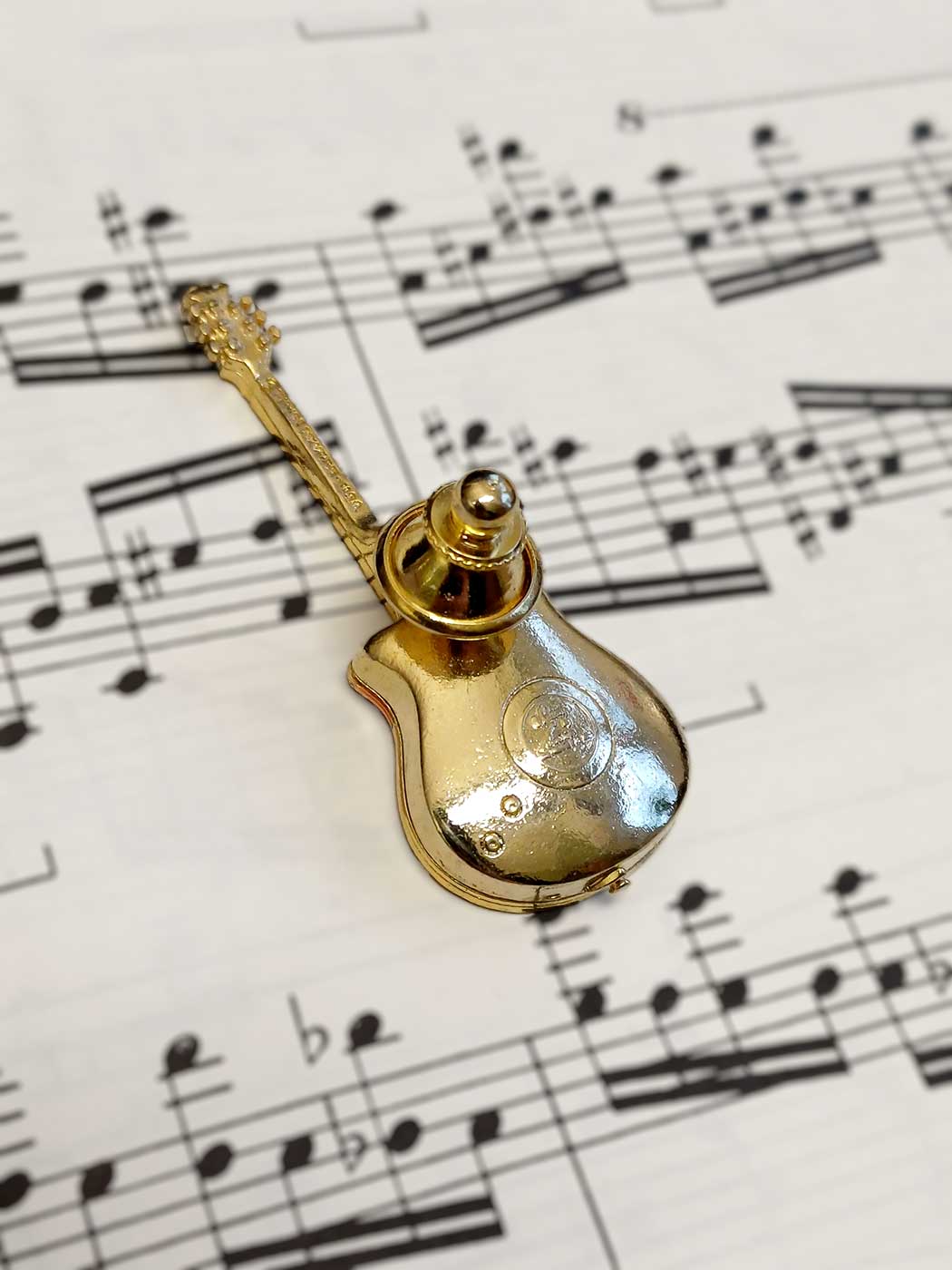 Pin Gitarr Roundback Röd