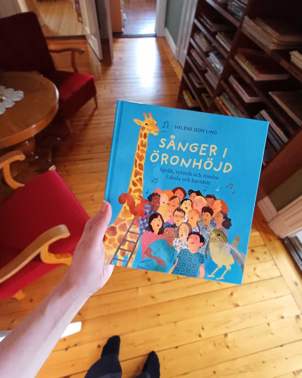 Sånger i öronhöjd: Språk, rytmik och rörelse i skola och barnkör