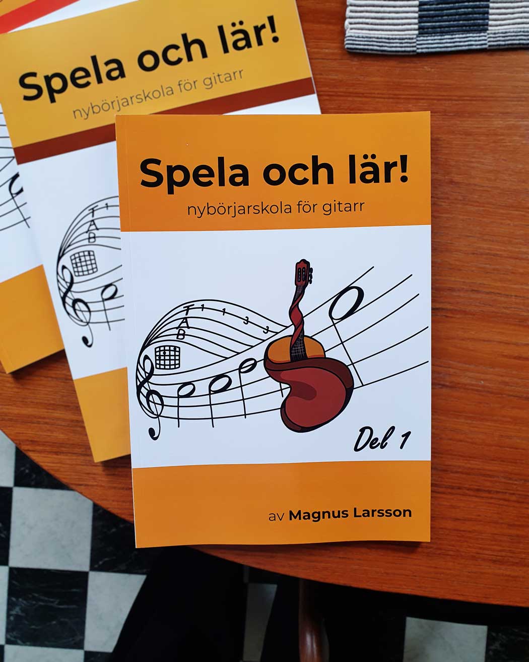 Spela och lär! nybörjarskola för gitarr Del 1